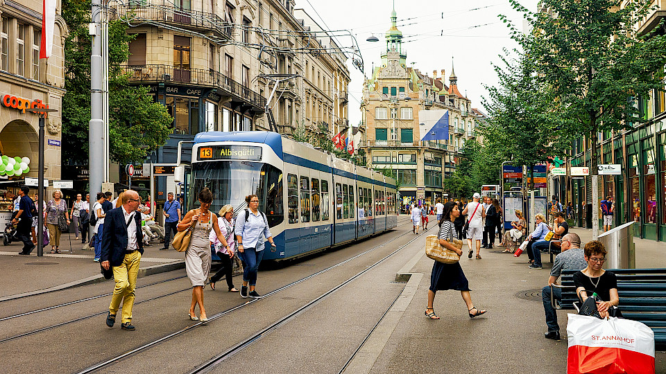 Unter der Annahme, dass Home-Office auch in Zukunft verbreitet bleiben wird, dürften die Passantenfrequenzen um 5% bis 30% abnehmen. (Bild: Shutterstock.com/Roman Babakin)