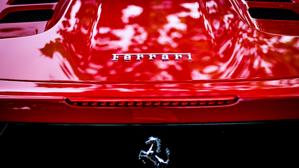 Hat ein Ferrari als Hybrid und Elektroauto noch seine Klasse? (Bild: Pixabay/Toby Parsons)
