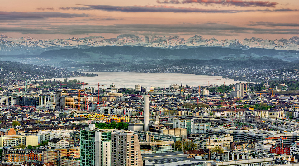 Die Schweiz bleibt für Investoren auch 2021 ein attraktiver bis sehr attraktiver Immobilienmarkt. (Bild: Shutterstock.com/SilvanBachmann)