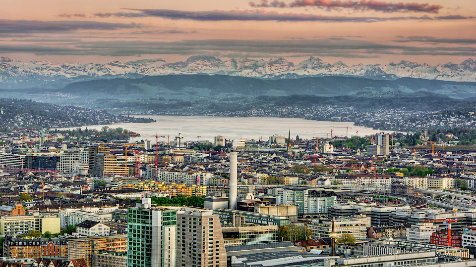 Die Schweiz bleibt für Investoren auch 2021 ein attraktiver bis sehr attraktiver Immobilienmarkt. (Bild: Shutterstock.com/SilvanBachmann)
