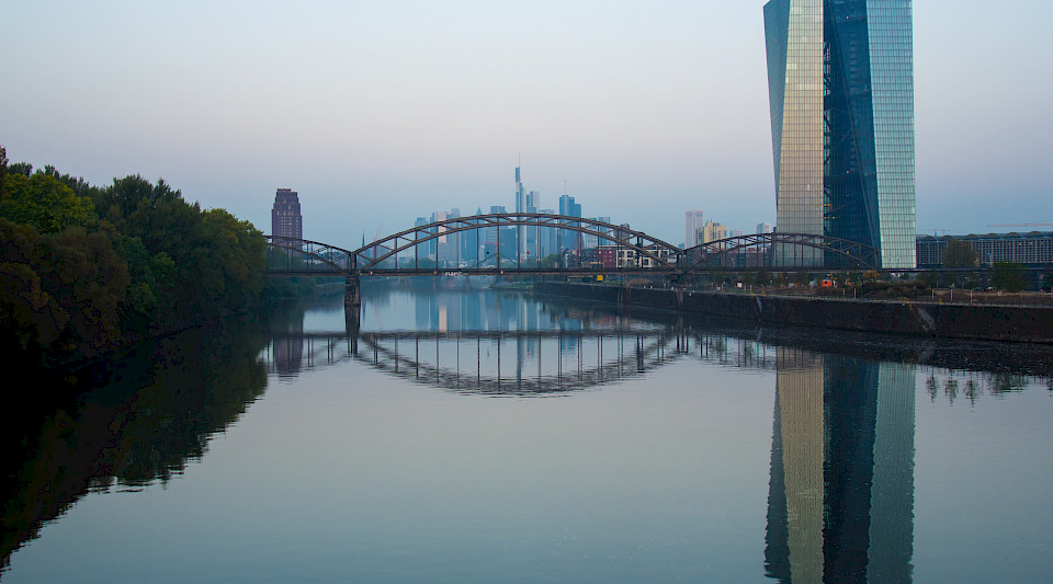 Die EZB sieht zwar nach wie vor Risiken für die Konjunktur, diese aber weniger ausgeprägt als zuvor. (Bild: Shutterstock.com/Design gertech)
