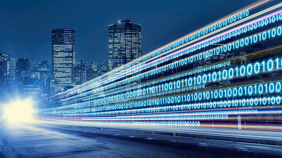 AlphaSM liefert Echtzeit-Daten und -Informationen von Anlagen (Bild: Shutterstock.com/metamorworks)