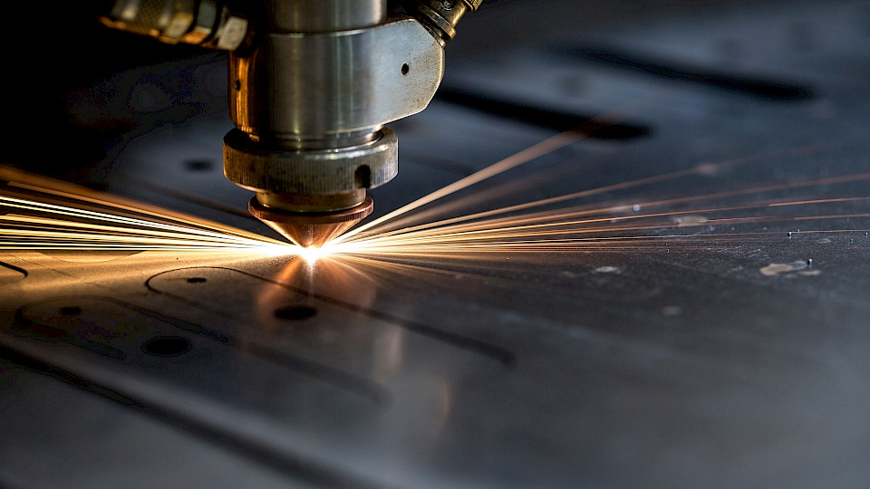 Die Industrie ist selbst überrascht, wie stark die Funken wieder sprühen, so dank kräftiger Nachfrage aus Asien. (Bild: Shutterstock.com/Gryanov Andrey)