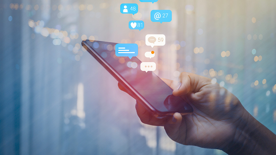 In Öffentlichkeit und Politik wird zunehmend diskutiert, ob soziale Medien gesellschaftlich schädlich seien. (Bild: Shutterstock.com/RoBird)