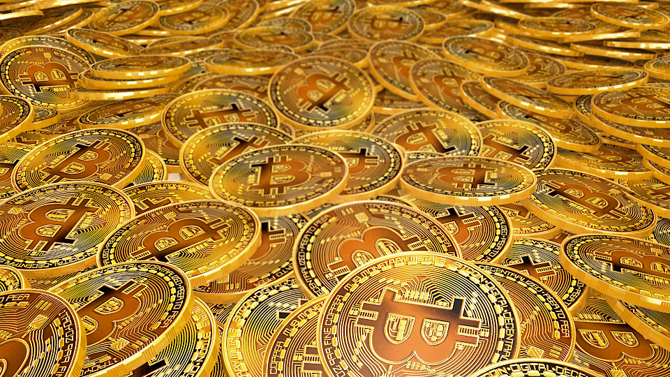 Wird Bitcoin für Anleger auch zum Wertspeicher wie Gold? (Bild: Shutterstock.com/next143)