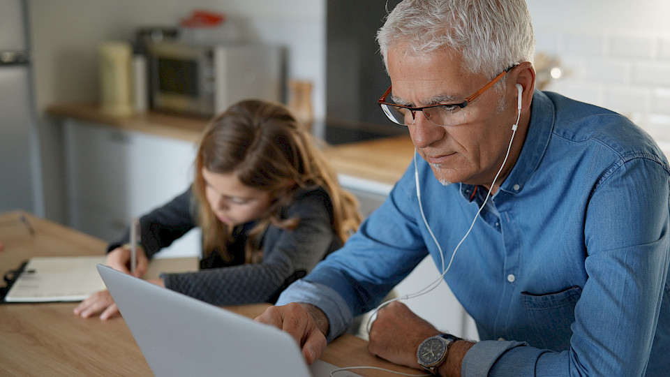 Der Anteil der aktuell Homeoffice-Arbeitenden ist signifikant höher bei Personen mit hoher Bildung und bei Männern. (Bild: Shutterstock.com/goodluz)