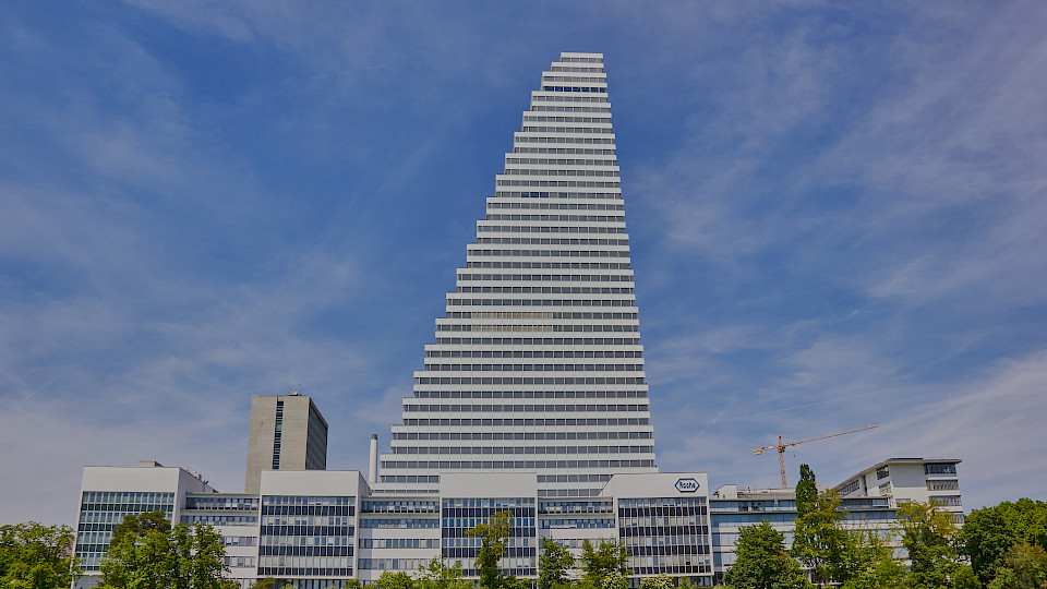 Findet die hiesige Pharmabranche (im Bild der Roche-Tower in Basel) zurück auf ihren Wachstumspfad von vor der Corona-Krise, dürfte das BIP-Wachstum 2021 deutlich stärker ausfallen (bis zu 4%) als die prognostizierten 3,3%. (Bild: Shutterstock.com/Basel001)