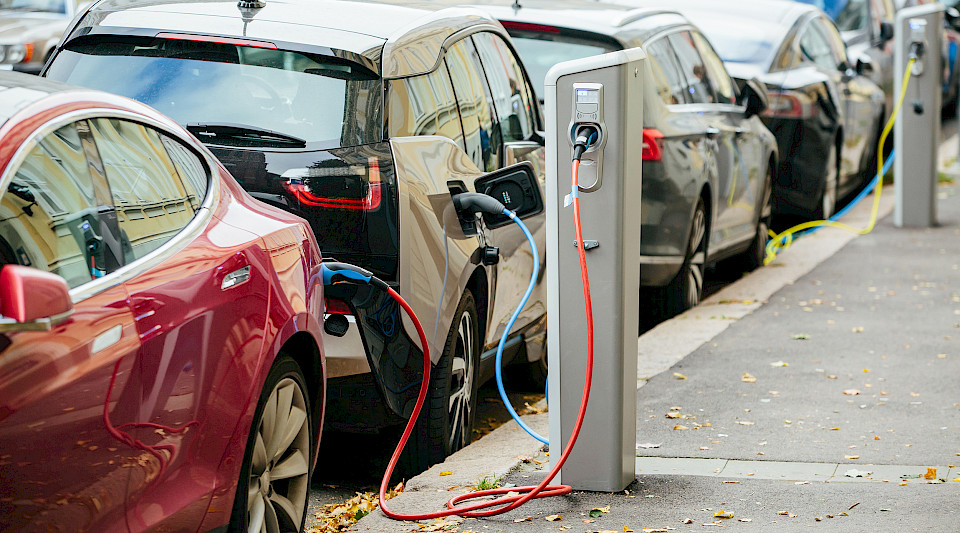 Die Nachfrage nach Elektrofahrzeugen ist weiterhin auf gutem Weg. (Bild: Shutterstock.com)