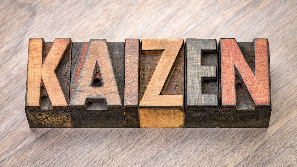 Der Begriff Kaizen stammt aus dem Japanischen und bedeutet "Veränderung zum Besseren". Er umschreibt eine Lebens- und Arbeitsphilosophie. (Bild: Shutterstock.com/NirdalArt)