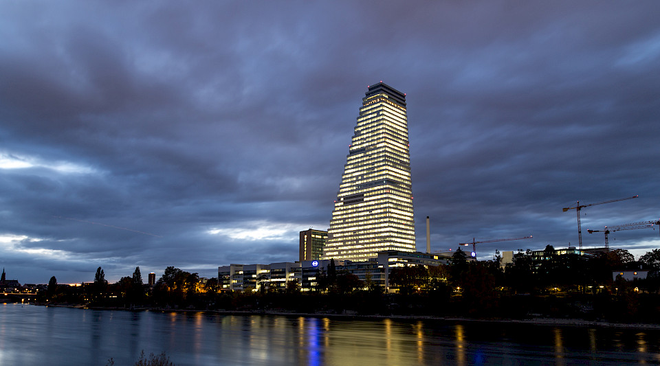 Die Pharmaindustrie trifft es hart, falls es nicht bald gelingt, den Rückgang der Biodiversität zu stoppen. Auf dem Bild: Hauptsitz Roche in Basel. (Shutterstock.com)