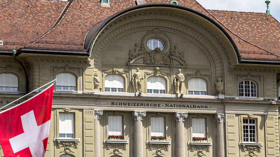 Die Frankenschwäche sowie der anhaltende Aufwärtstrend an den Aktienmärkten haben zum voraussichtlichen Gewinn der SNB beigetragen. (Bild: Shutterstock.com/MDart10)