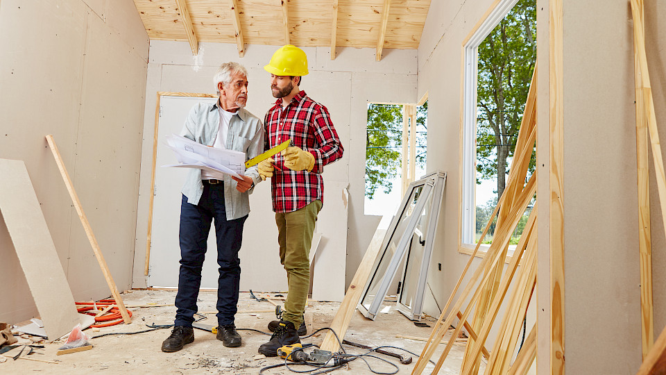 Am häufigsten arbeiten Freiberufler wie etwa Architekten über das ordentliche Rentenalter hinaus. (Bild: Shutterstock.com/Robert Kneschke)