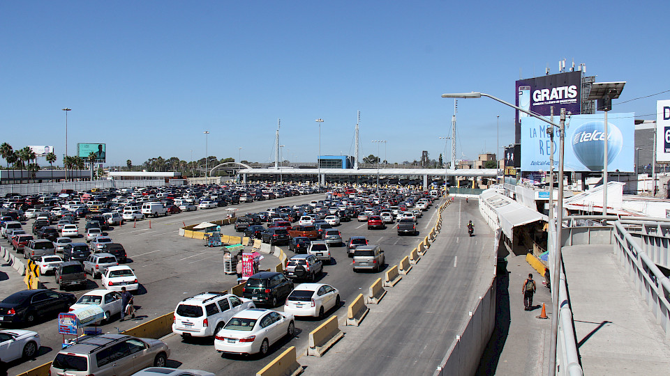 Mexiko und die USA sind wirtschaftlich eng miteinander verflochten, was sich auch an den Grenzübergängen wie hier zwischen San Diego und Tijuana zeigt. (Bild: Shutterstock.com/Tirzah Hancock)