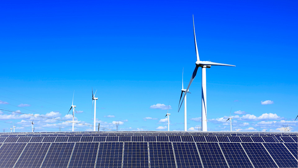 Die meisten Schweizer Unternehmen unterstützen das Netto-Null-Emissionsziel. Aber nur 10% rechnen damit, in diesem Jahrzehnt den Verbrauch an fossilen Energieträgern stark einzuschränken. (Bild: Shutterstock/Zhengzaishuru)