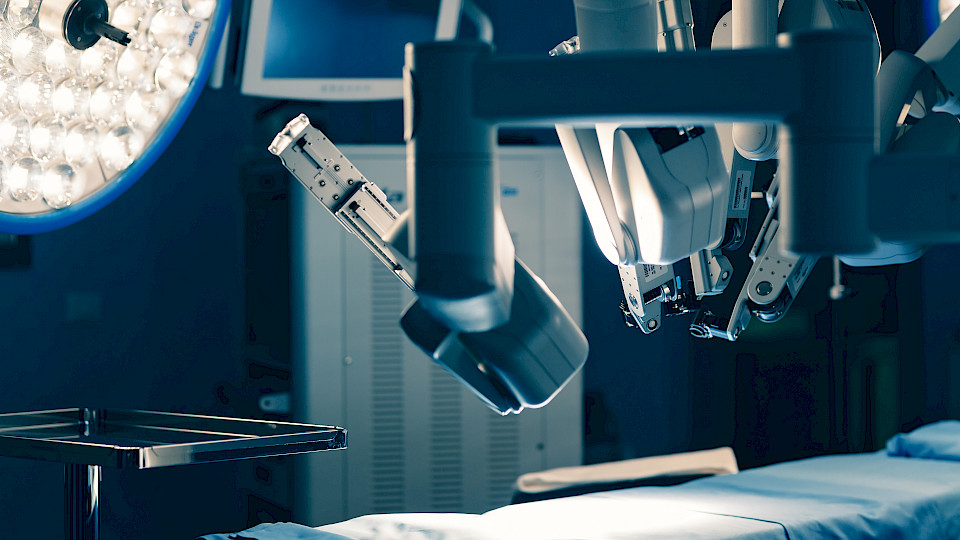 Derzeit werden nur bei zwei bis drei Prozent aller chirurgischen Eingriffe Roboter eingesetzt. Dieser Anteil werde sich in den nächsten Jahren deutlich erhöhen. (Bild: Shutterstock.com)
