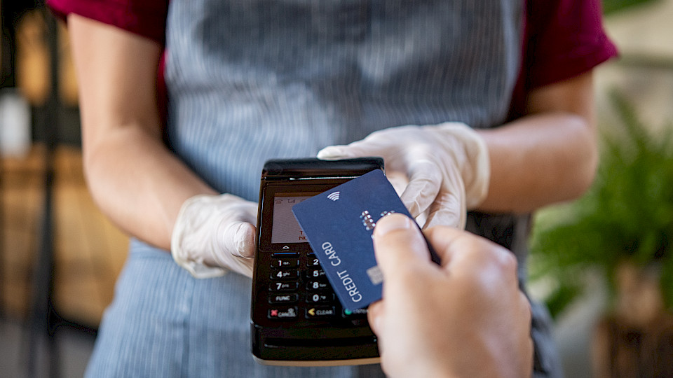 Durch die Corona-Pandemie sind Kreditkarten als Zahlungsmittel beliebter geworden. (Bild: Shutterstock.com/Rido)