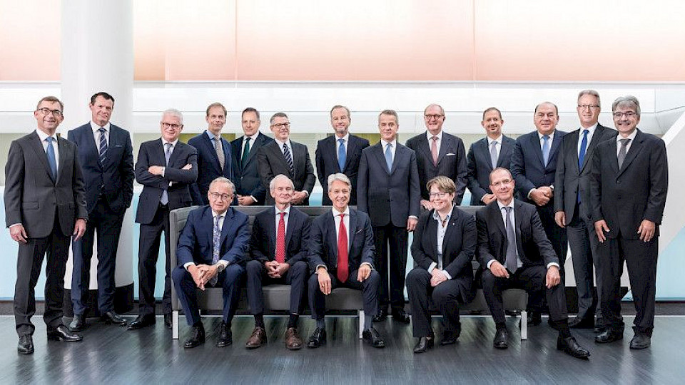 Der Verwaltungsrat der Schweizerischen Bankiervereinigung: Markus Rohner (vorne rechts) folgt auf Herbert Scheidt (vorne Bildmitte) als Präsident der SBVg. (Bild: SBVg)
