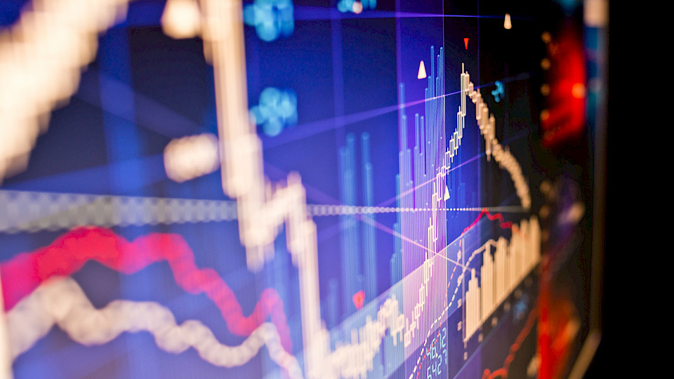 Der positive Trend hielt an den meisten Finanzmärkten im Berichtsmonat an. (Bild: Shutterstock.com/solarseven)