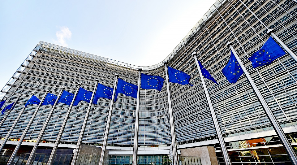 Die Europäische Kommission ahndet die UBS mit einer happigen Busse. (Bild: Shutterstock.com/roibu)