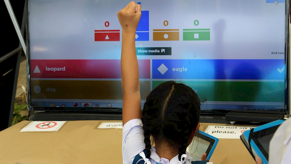 Eine Schülerin in Thailand nimmt an einem Lernspiel von Kahoot! teil. (Foto Hi Point/Shutterstock)