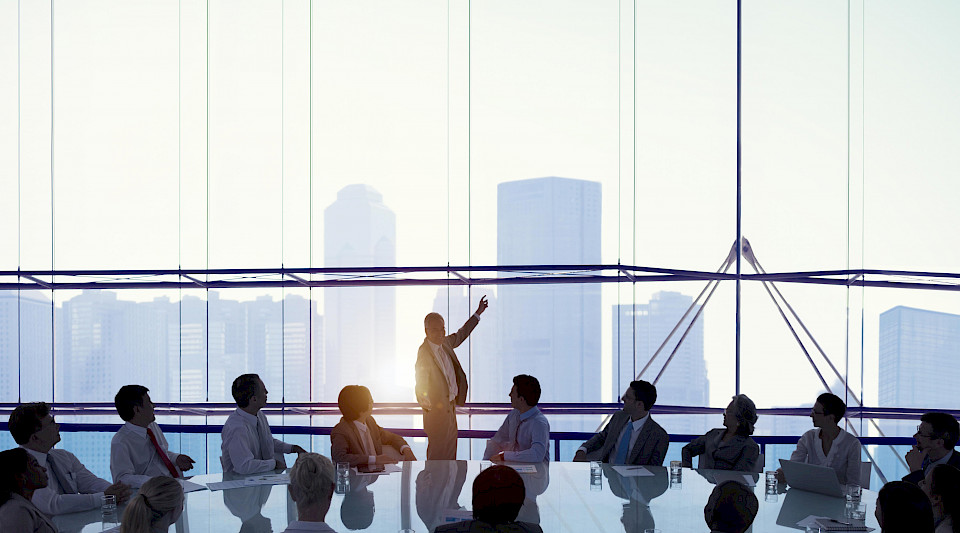 Auch Mitarbeitende pochen darauf, dass vermehrt Nachhaltigkeitskriterien berücksichtigt werden. (Bild: Shutterstock.com/rawpixel)