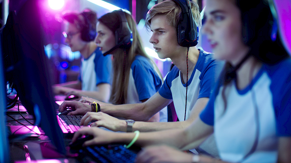 E-Sport und Gaming ist einer der Trends mit Zukunftspotenzial. (Bild: Shutterstock.com/Gorodenkoff)