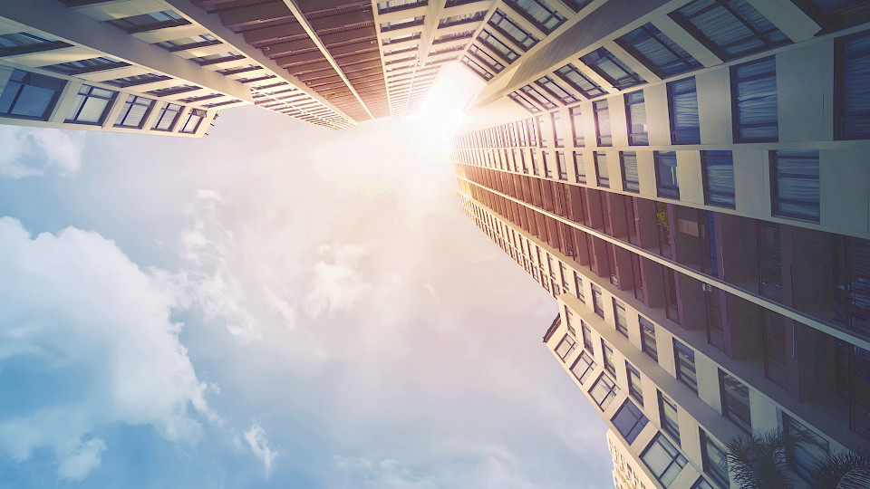 Die befragten Unternehmen beabsichtigen in inländische und verstärkt auch ausländische Immobilien zu investieren. (Shutterstock.com/leolintang)