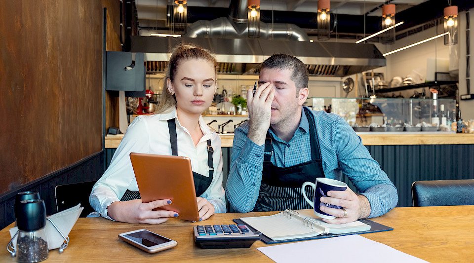 Die Firmenkonkurse nahmen vor allem in denjenigen Sektoren zu, die von den behördlichen Eindämmungsmassnahmen besonders stark betroffen waren. (Bild: Shutterstock.com/dpVue Images)