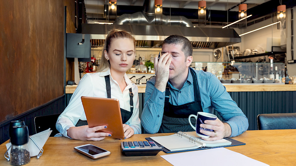Die Firmenkonkurse nahmen vor allem in denjenigen Sektoren zu, die von den behördlichen Eindämmungsmassnahmen besonders stark betroffen waren. (Bild: Shutterstock.com/dpVue Images)