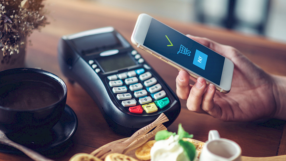Bezahl-Apps sind im Kommen. In der Schweiz hat vor allem Twint eine starke Marktstellung und ist als digitale Variante zum Einkaufen und Überweisen sehr beliebt. (Bild: Shutterstock.com/Paisit Teeraphatsakool)