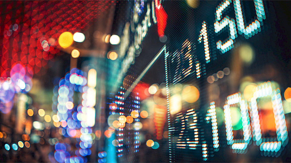 Millionäre konnten ihre Vermögen im Jahr 2020 auch dank teilweise boomender Aktienmärkte deutlich steigern. (Bild: Shutterstock.com/Katjen)