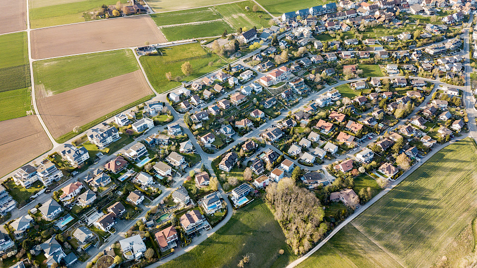 Im zweiten Quartal 2021 legten die Preise für Einfamilienhäuser um 2,1% und für Stockwerkeigentum um 2,4% gegenüber dem Vorquartal zu. (Shutterstock.com/Pixelio)