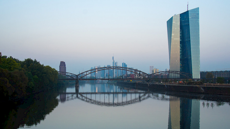 Die EZB will eine aktivere Rolle beim Klimaschutz spielen. Bild: Shutterstock.com/Design Gertect)