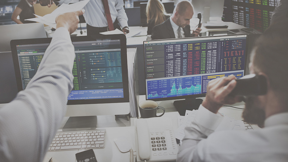 Händlerinnen und Händler in Europa erwarten im weiteren Jahresverlauf eine Zunahme der Handelsvolumina. (Bild: Shutterstock.com/Rawpixel)