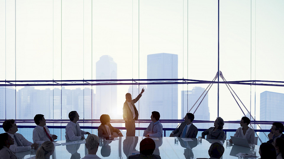 Eines der wirkungsvollsten Instrumente im ESG-Arsenal des Asset Managements ist das direkte Engagement und der konstruktiv-kritische Austausch mit den Unternehmen. (Shutterstock.com/Rawpixel)