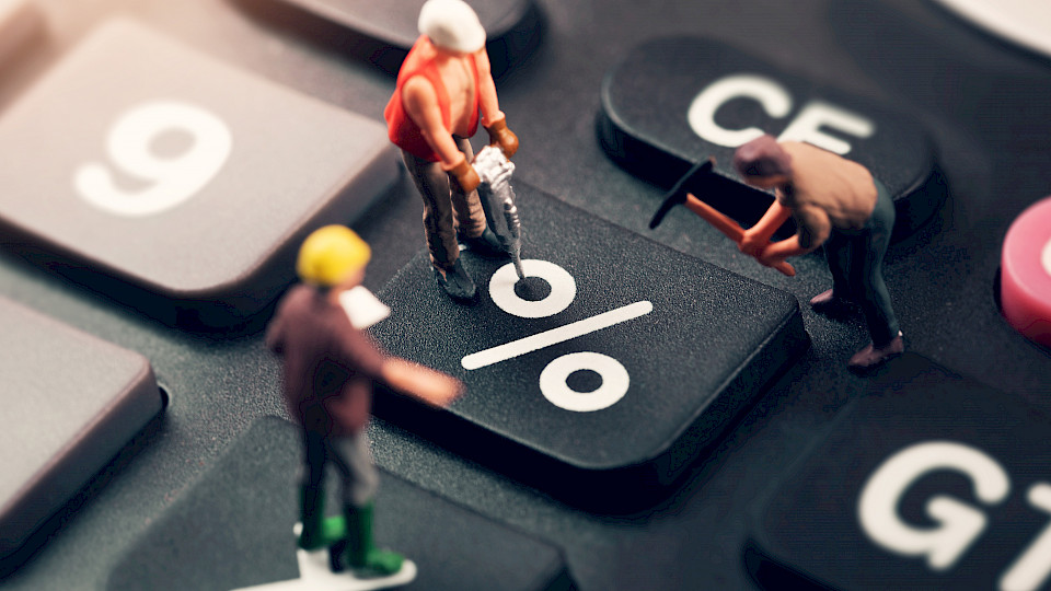 Die Zinsen werden voraussichtlich noch längere Zeit tief bleiben. (Bild: Shutterstock.com/Ronstik)