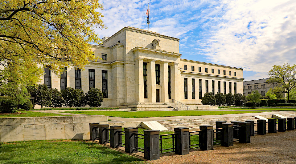 Die US-Notenbank kurbelt die Wirtschaft weiter an. (Bild: Shutterstock.com/thomas Barrat)