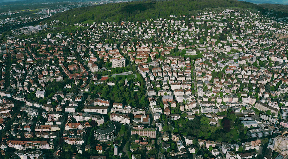 Am stärksten stiegen die Preise für einen Quadratmeter Bauland in den Zentren wie hier in Zürich. (Bild: Shutterstock.com/Novikov Aleksey)