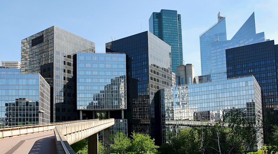 Die Büromärkte London, Paris (im Bild) und Frankfurt sind bei den Investoren besonders gefragt. (Bild: Shutterstock.com/velirina)