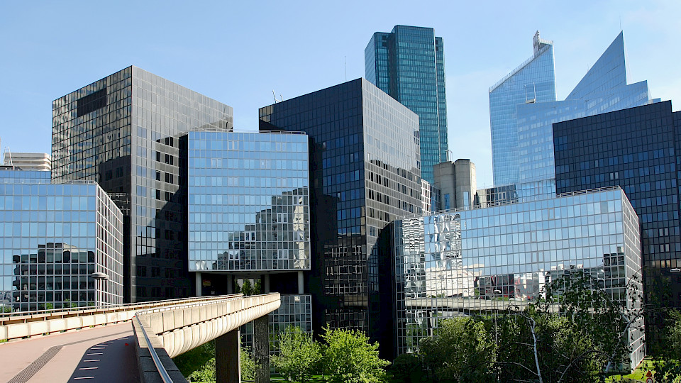 Die Büromärkte London, Paris (im Bild) und Frankfurt sind bei den Investoren besonders gefragt. (Bild: Shutterstock.com/velirina)