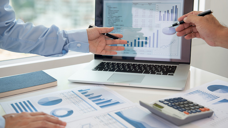 Handeln statt lamentieren – struktureller Gegenwind, wie das gescheiterte Rahmenabkommen mit der EU, könnten Reformen anstossen. (Bild: Shutterstock.com/createjobs)