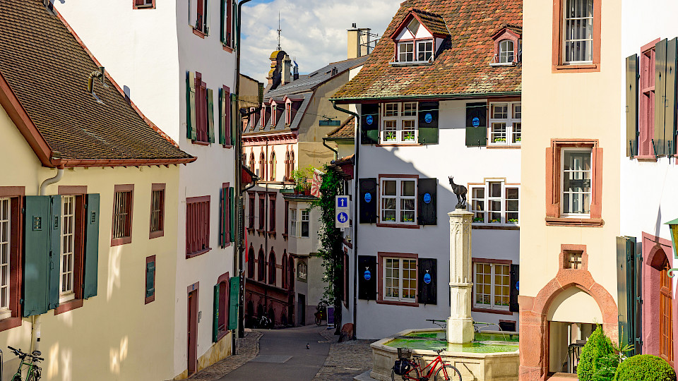 Blick in die Basler Altstadt. Das Schwergewicht des Fonds bleiben Wohnliegenschaften an attraktiven Lagen. Bild: Shutterstock.com/Balakate)