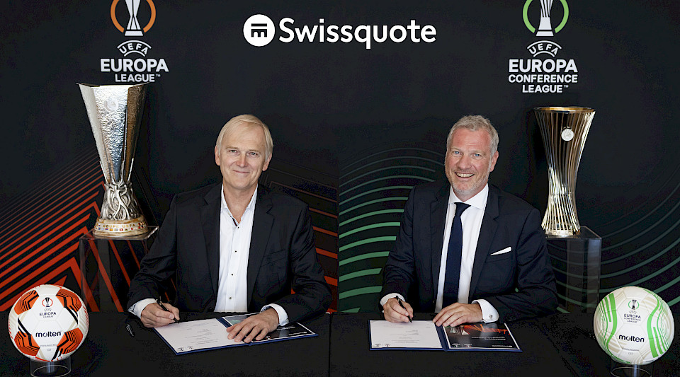 Swissquote-CEO Marc Bürki (links) und Uefa-Marketingchef Guy-Laurent Epstein bei der Vertragsunterzeichnung. (Bild: PD)