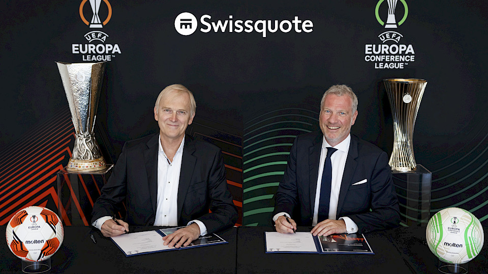 Swissquote-CEO Marc Bürki (links) und Uefa-Marketingchef Guy-Laurent Epstein bei der Vertragsunterzeichnung. (Bild: PD)