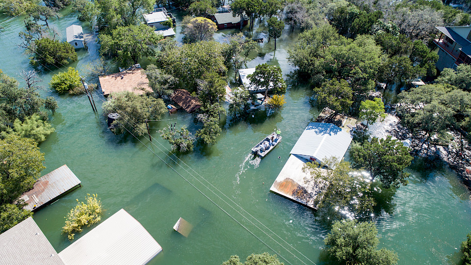 Klimarisiken wie Überschwemmungen und Waldbrände nehmen zu, und mit ihnen die Versicherungsprämien. (Bild: Shutterstock.com/RoschetzkyPhoto)