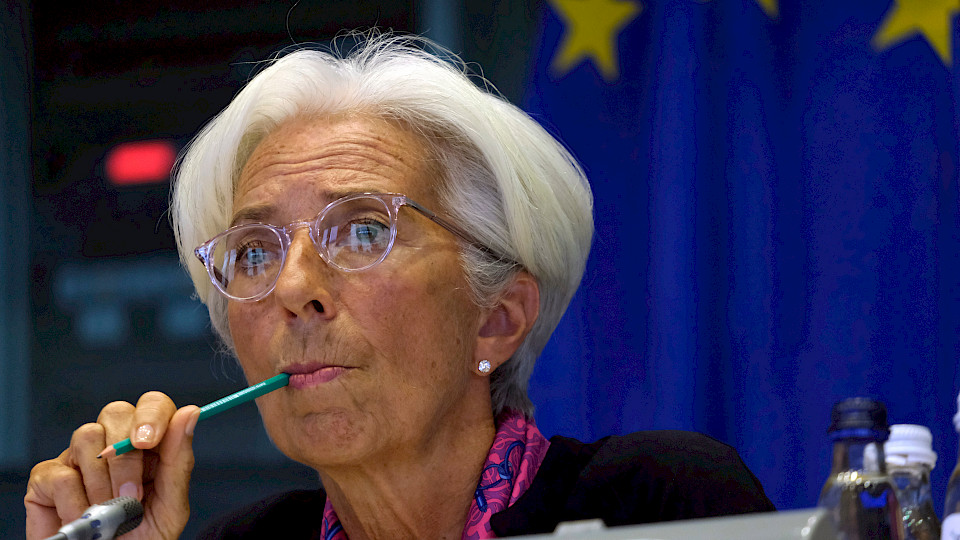 EZB-Präsidentin Christine Lagarde wagt einen ersten Trippelschritt in Richtung Normalisierung. (Bild: Shutterstock.com/$alexander Michai)