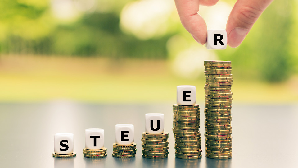 Die 99%-Initiative der Jungsozialisten will die Steuerbelastung von Kapitalerträgen erhöhen. (Bild: Shutterstock.com/FrankHH)