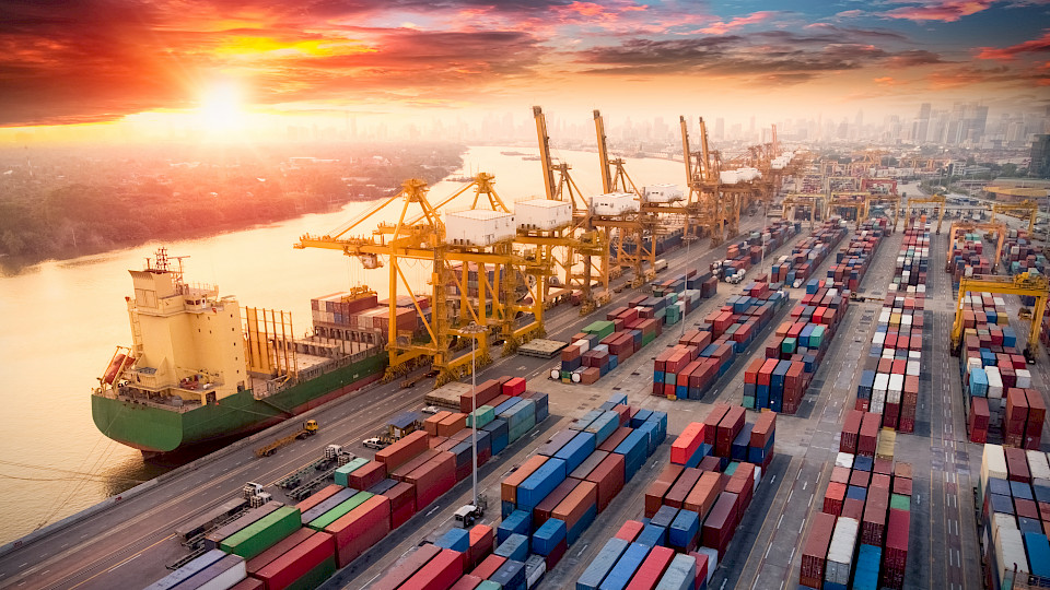 Der Containerhandel deutet auf Besserung hin. (Bild: Shutterstock.com/travelmedia)