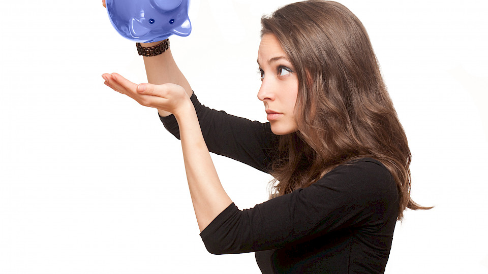 Wie weit reicht der Sparbatzen? Nicht nur die weibliche Bevölkerung in der Schweiz hegt verstärkte Zweifel. (Bild: Shutterstock.com/lithian)