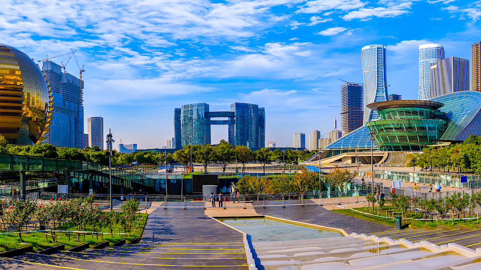 Die 10-Millionen-Metropole Hangzhou mit dem futuristischen Finanzdistrikt ist die Hauptstadt der Provinz Zhejiang, der Pilotzone für das Wohlstandsprojekt. (Bild: Shutterstock.com/4045)